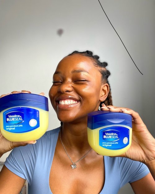 Vaseline on the Face: 7 Benefits, Risks, and How to Apply It properly